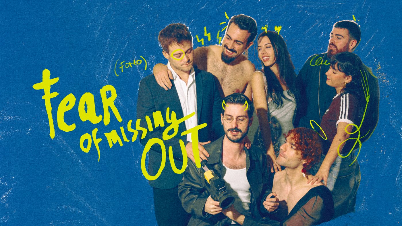 Cartel de FOMO — Fear of Missing Out: el reparto posa junto sobre fondo azul con anotaciones amarillas a mano.