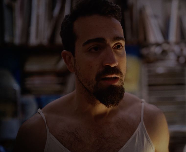Luis, sin camiseta, entre libros.