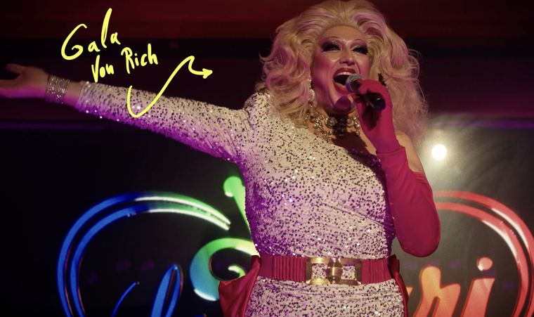 Actuación sobre el escenario, con «Gala Von Rich» escrito a mano.