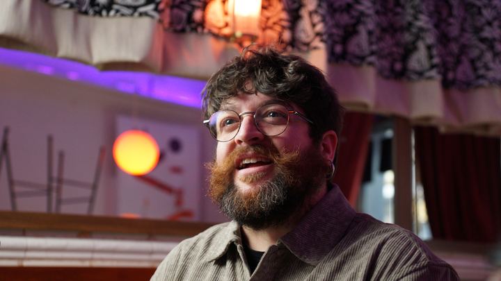 Un invitado con barba y gafas.