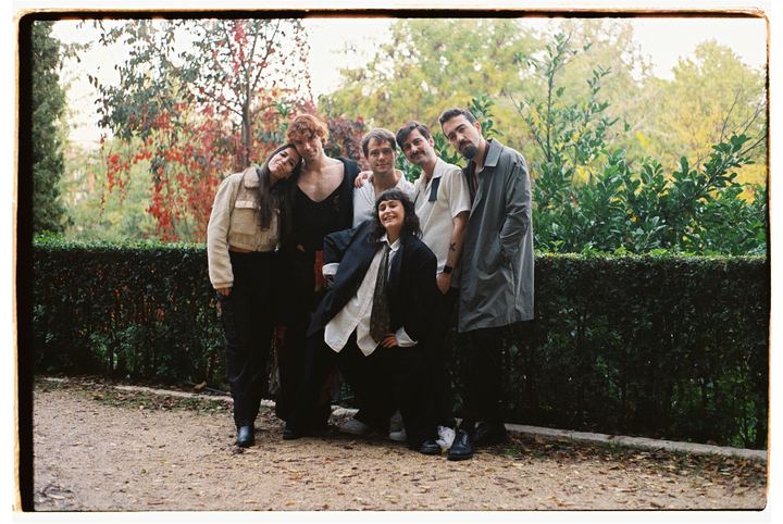 La pandilla posa en un parque en otoño.
