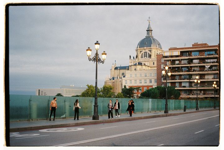La pandilla en la calle, con la Almudena al fondo.