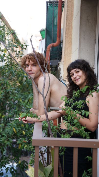 Amaia en un balcón lleno de plantas.