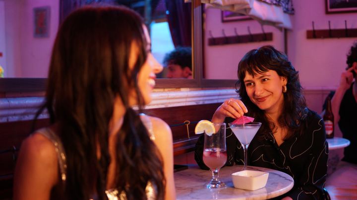Amaia y Luna en un bar.