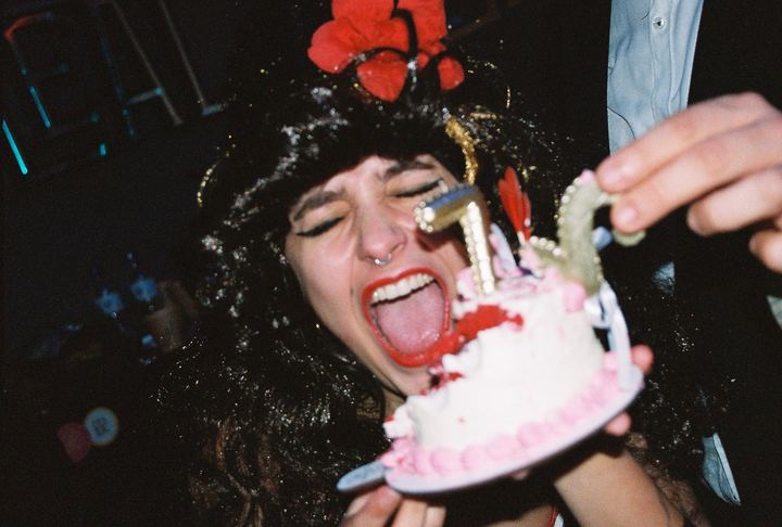 Amaia con la tarta de cumpleaños.
