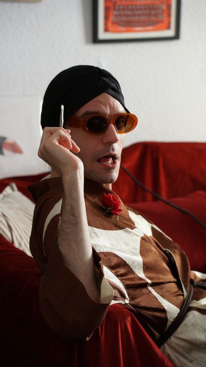Cere, con turbante y gafas de sol, fuma en el sofá.