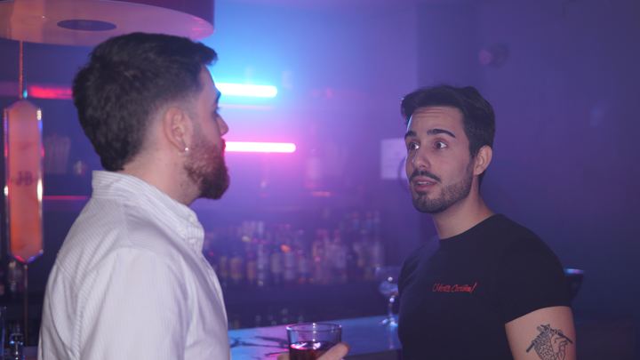 José Luis conversa en la barra.