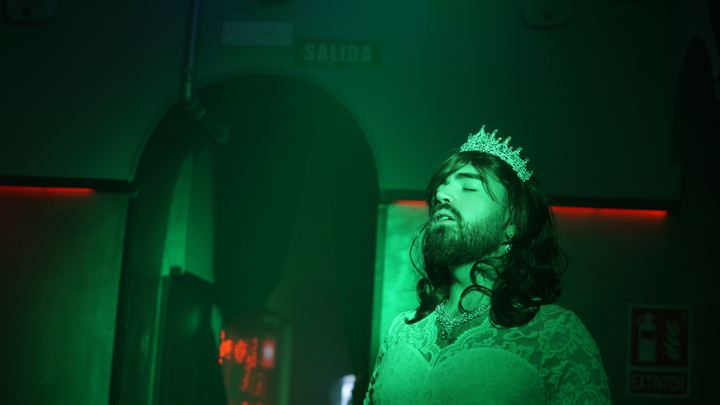 José Luis con corona bajo luz verde.