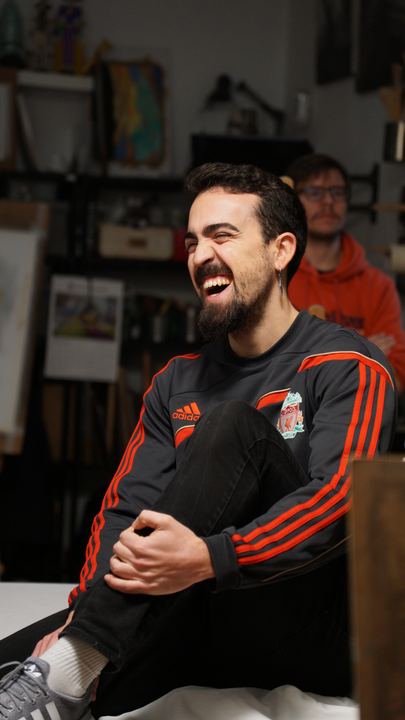 Luis riéndose con chándal.