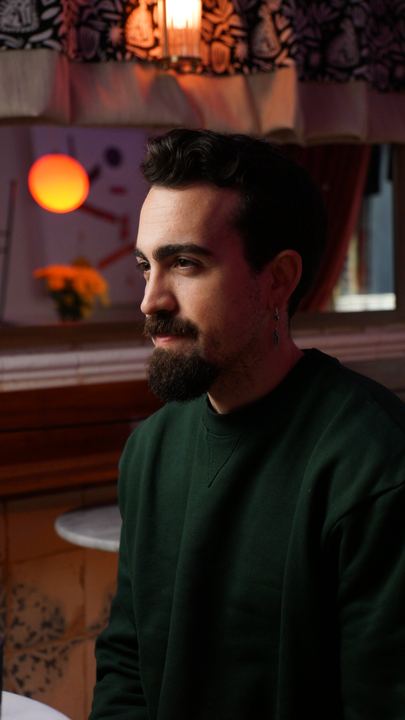 Luis de perfil en un bar.