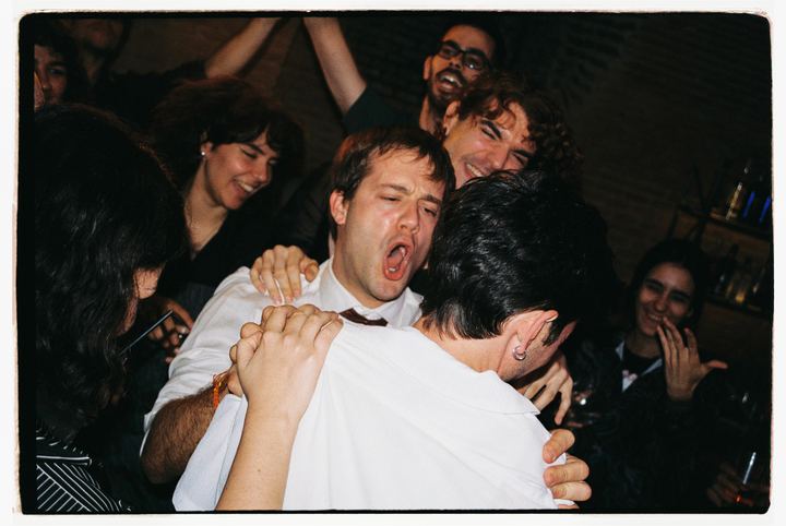 Pelayo grita en un abrazo en plena fiesta.