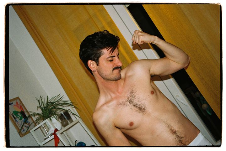 Val, sin camiseta, saca bíceps.