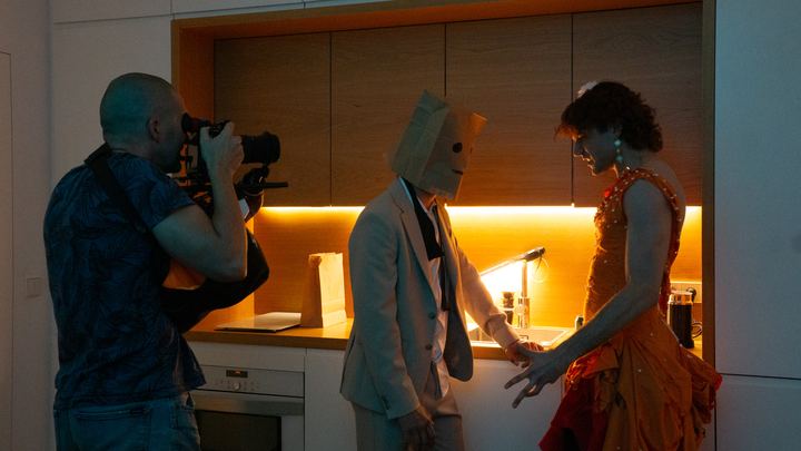 Rodando en la cocina con la bolsa de papel.
