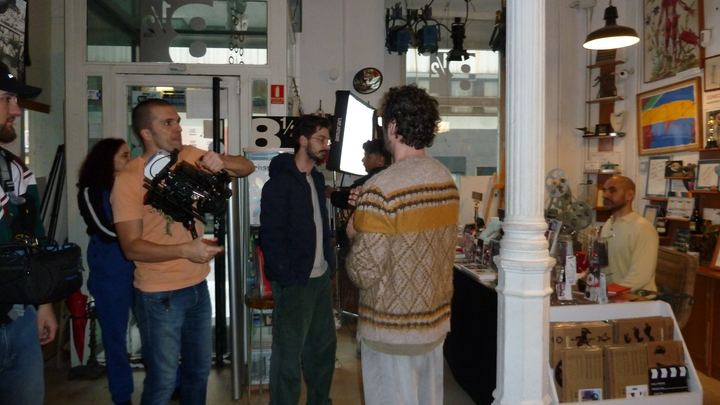 El equipo rodando en una tienda.